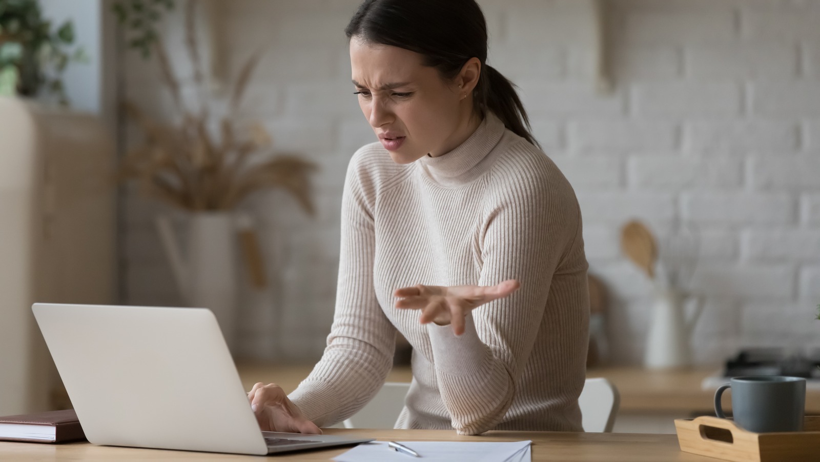 Orange Spots On MacBook Screens: Possible Causes & Solutions